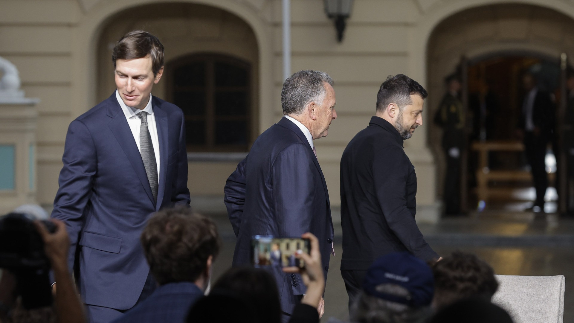 Zelensky sulle trattative con gli USA: «Territori da decidere tra leader, per la sicurezza serve un esercito forte»