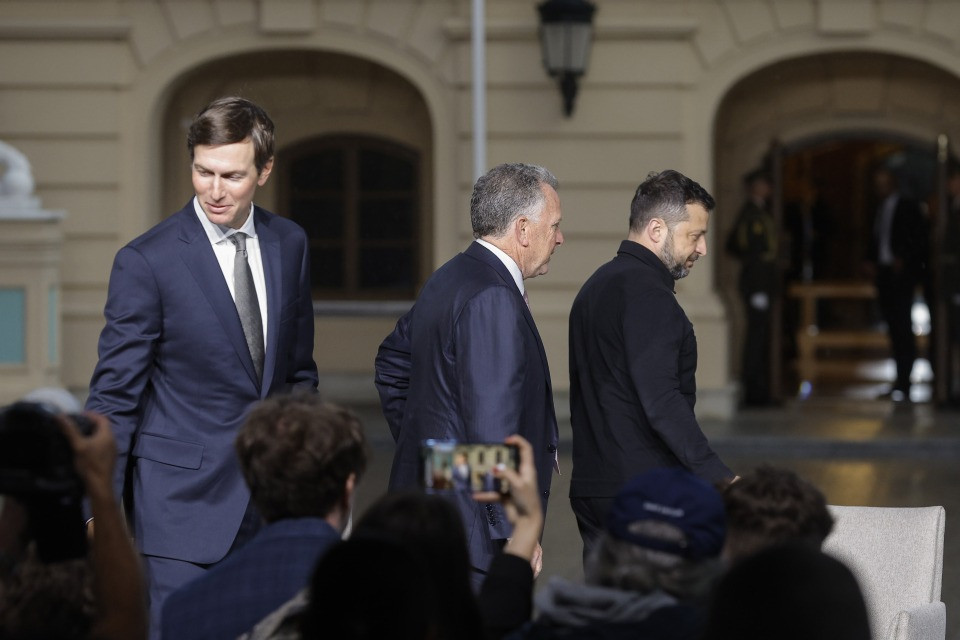 Zelensky sulle trattative con gli USA: «Territori da decidere tra leader, per la sicurezza serve un esercito forte»