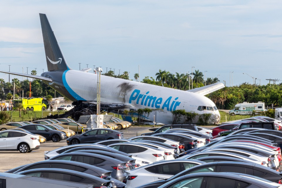 Aereo cargo Amazon fuori pista a Miami: cinque morti, indaga l’NTSB
