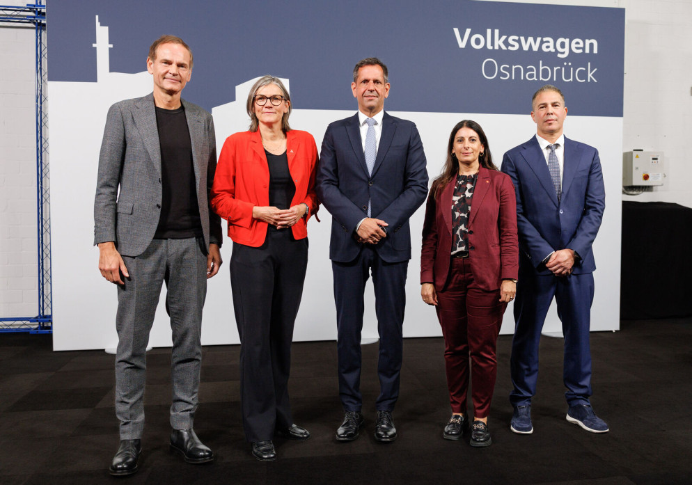 Oliver Blume (CEO Volkswagen Group) Christiane Benner (First Chair of IG Metall and Deputy Chair of the Supervisory Board of Volkswagen AG), Olaf Lies (Minister-President of the State of Lower Saxony), Daniela Cavallo (Chairwoman of the General and Group Works Councils of Volkswagen AG), Tomer Jacob (Managing Director Aurelius Capital) at Volkswagen Osnabrück