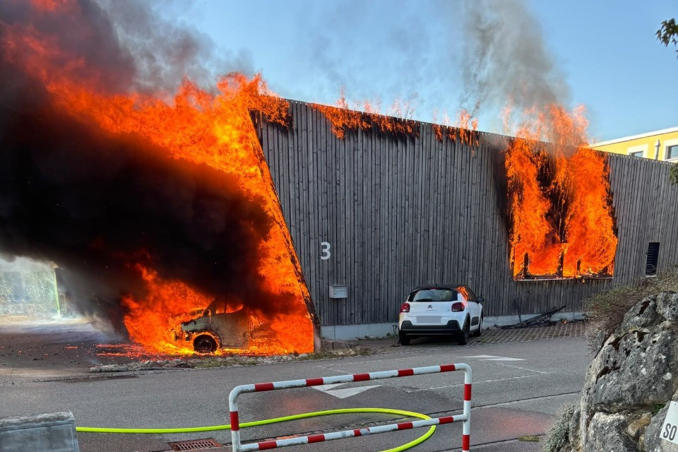 Grosso incendio in un edificio aziendale a Bellach, un morto