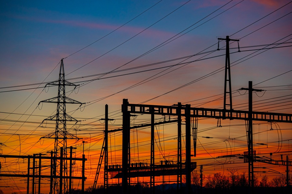 Elettricità, prezzi in calo del 4% nel 2027