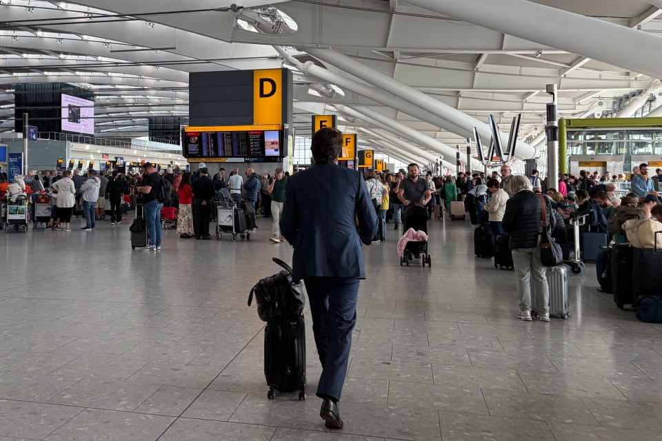 Caos negli aeroporti britannici: ieri oltre 1.300 voli cancellati, oggi restano forti disagi