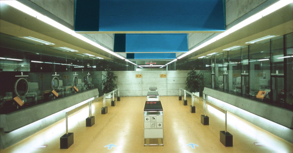 Così si presentava un tempo, nel 1995. Oggi, però, la filiale (senza più gli sportelli) è solo sul lato sinistro, mentre quello a destra è diventato lo spazio «Yes» © Studio d'architettura Vacchini, per gentile concessione
