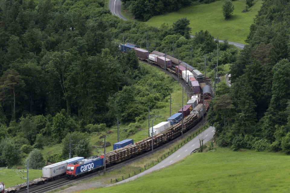 Traffico merci su rotaia sotto pressione