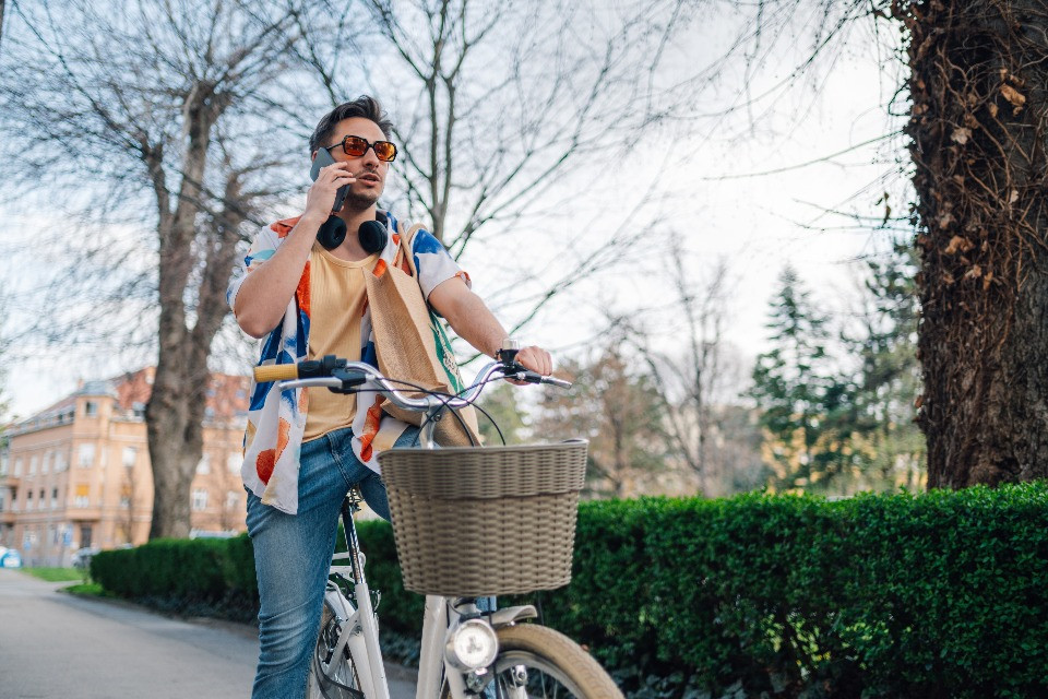 Cellulare in bicicletta, la Confederazione valuta multe più salate