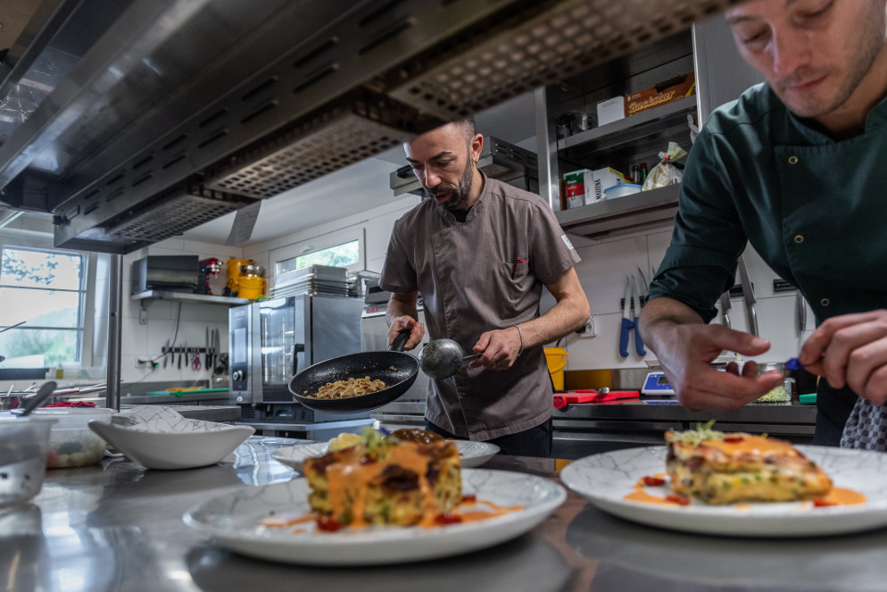 Lo chef Christian e l'aiuto-cuoco Gabriele spadellano senza sosta (foto Cdt - Zocchetti)