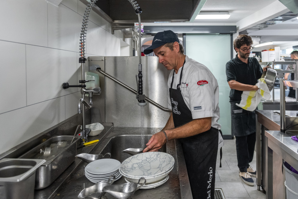 Il casserolier Daniel aiutato dal nostro cronista alla lavastoviglie (foto Cdt - Zocchetti)