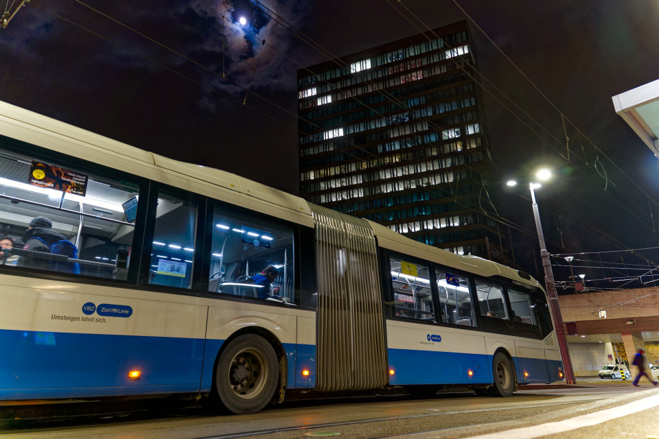 Una vettura si scontra con un autobus, due feriti