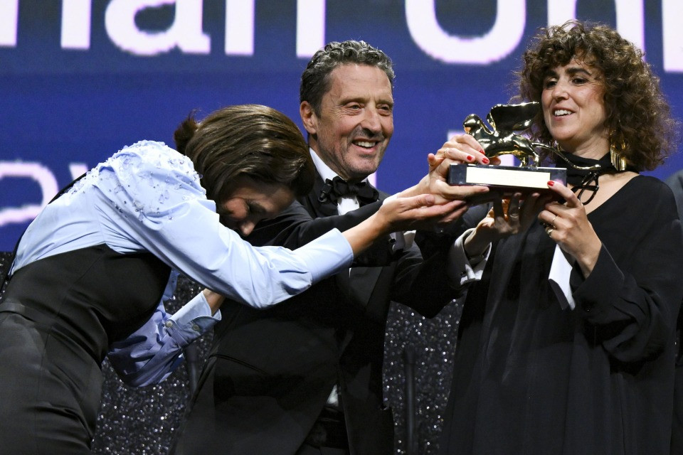 Venezia, «Woman Unknown» si aggiudica il Leone d'oro