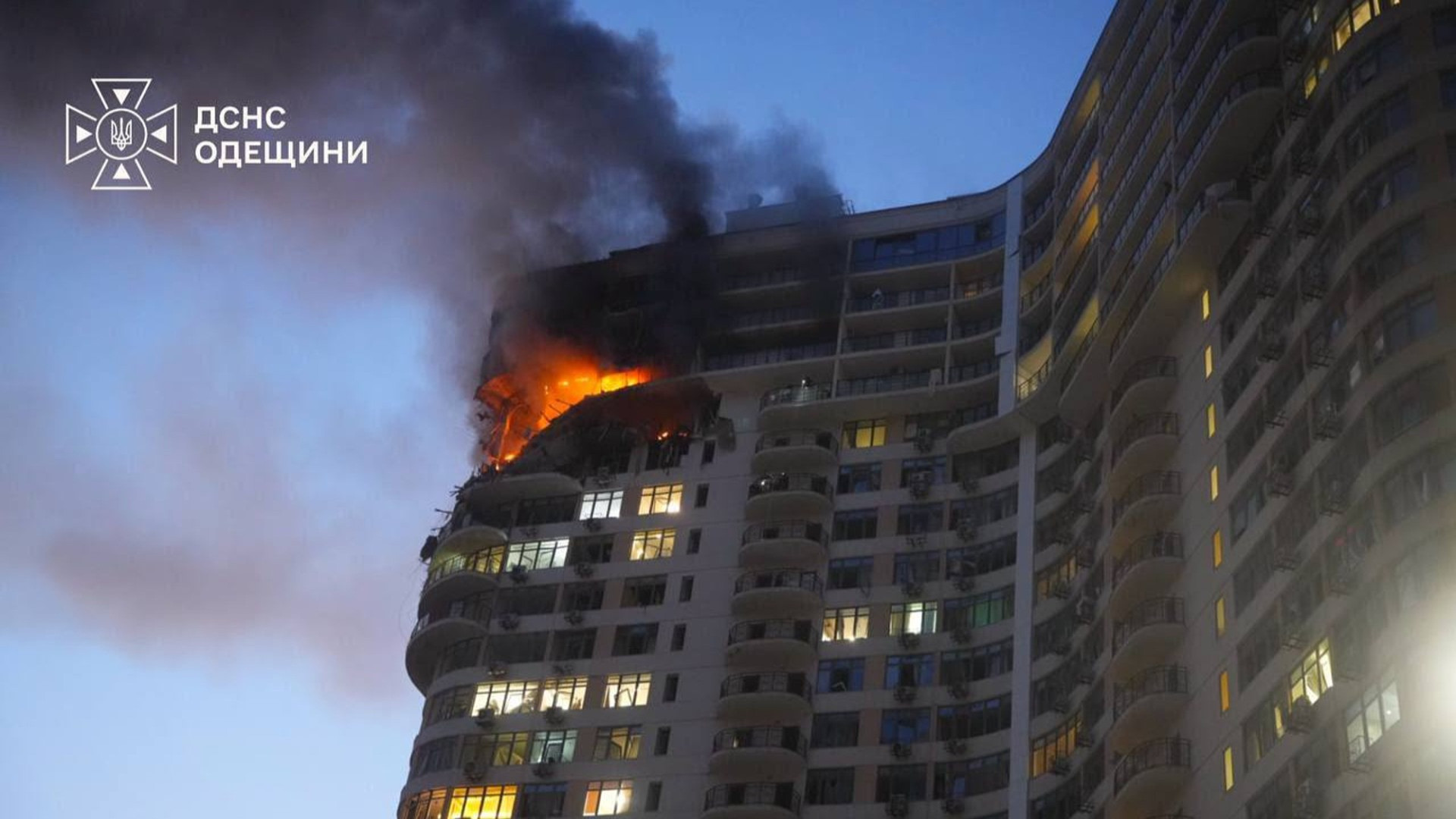 Attacco russo sull'Ucraina occidentale, incendio provocato da un drone abbattuto