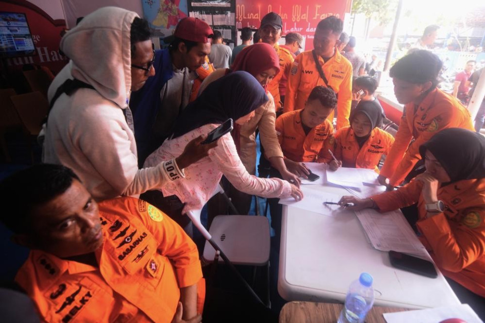 Indonesia: traghetto capovolto, almeno 6 morti e 130 dispersi