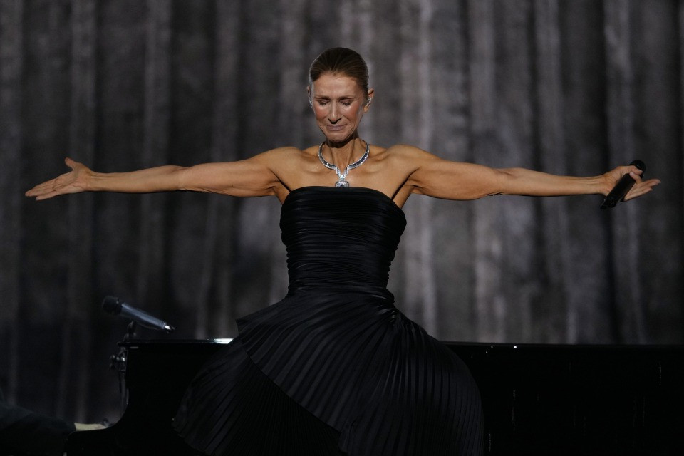 Céline Dion torna sul palco: lacrime, applausi e una promessa mantenuta a Parigi