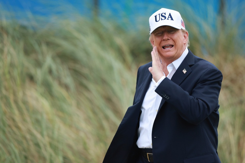«Nessun freno all’intelligenza artificiale», Donald Trump va controcorrente