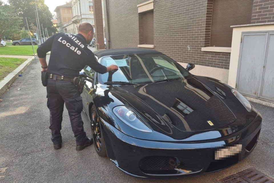 Al volante di una Ferrari targata Svizzera, senza patente ma con la droga