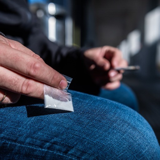 Spacciava per «zio Marco» per finanziare il proprio consumo: condannato