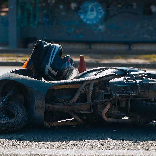 Scooter danneggiato da un richiedente l'asilo, scatta l'interrogazione: «Chi tutela le vittime?»