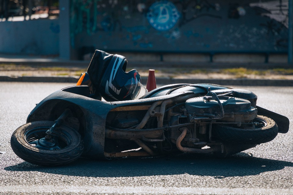 Scooter danneggiato da un richiedente l'asilo, scatta l'interrogazione: «Chi tutela le vittime?»