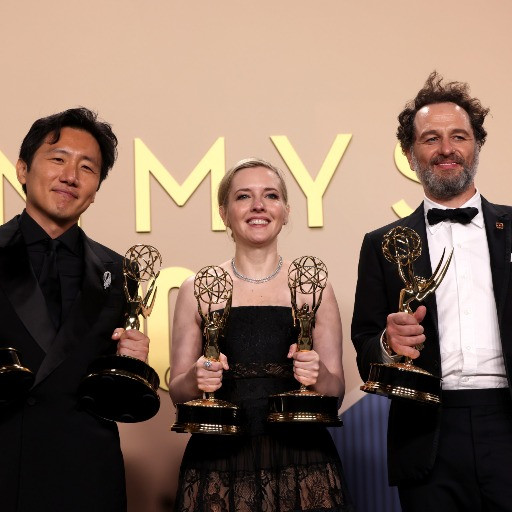 Emmy, una notte da record: trionfano «Widow’s Bay» e «The Pitt»