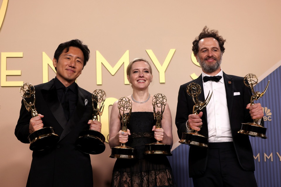 Emmy, una notte da record: trionfano «Widow’s Bay» e «The Pitt»