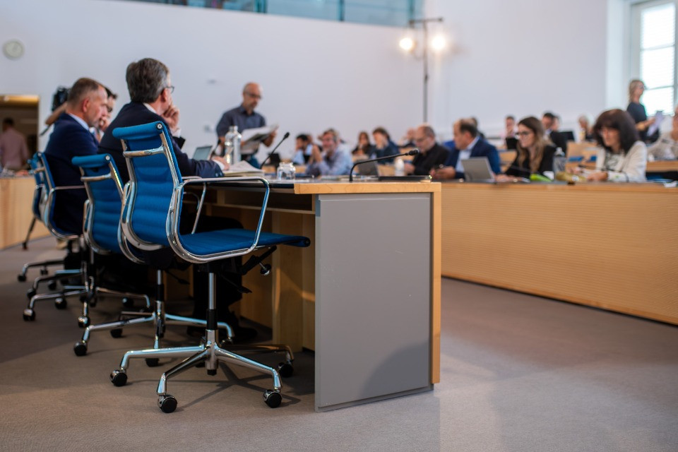 Toni accesi in Parlamento, ma il dibattito è rimandato