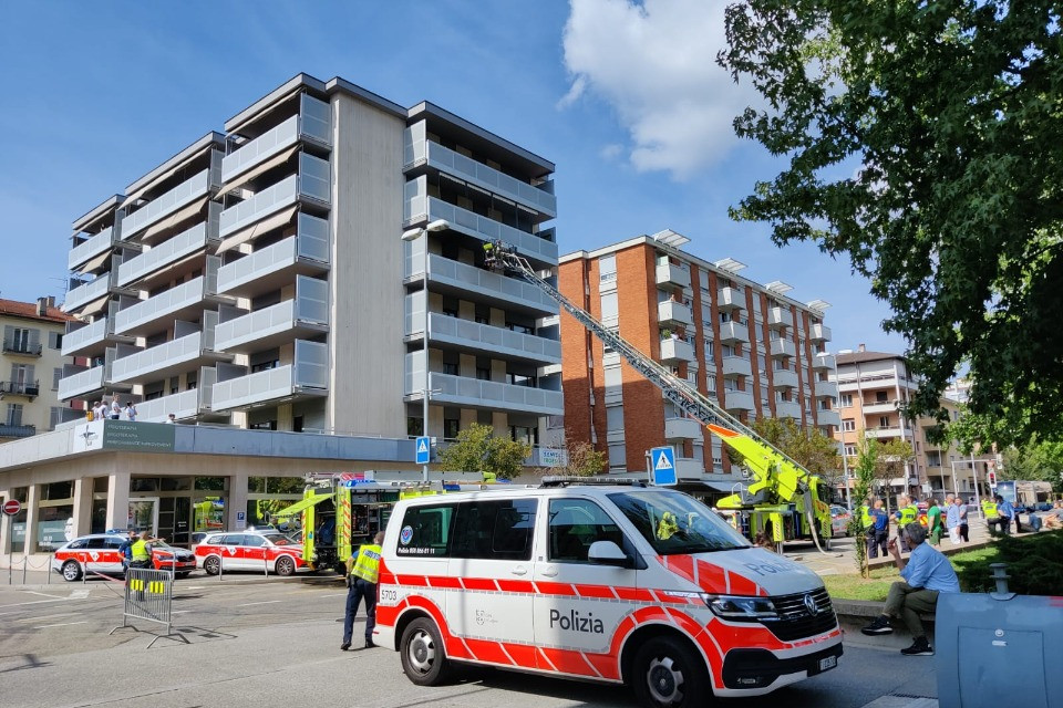 Incendio in un palazzo in corso Elvezia a Lugano, una persona intossicata