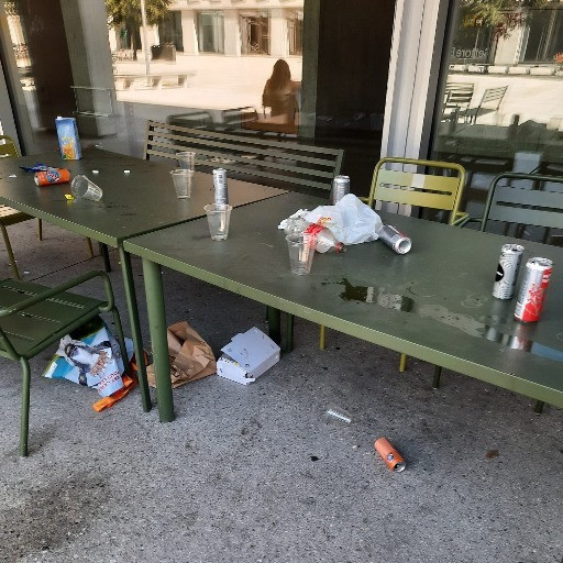 Che cosa resta del fine settimana nel cortile del Campus Est USI-SUPSI? La spazzatura