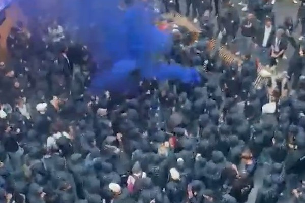 Tifosi del FC Zurigo azionano l’allarme antincendio: due treni soppressi