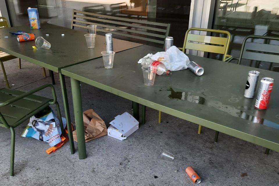 Che cosa resta del fine settimana nel cortile del Campus Est USI-SUPSI? La spazzatura