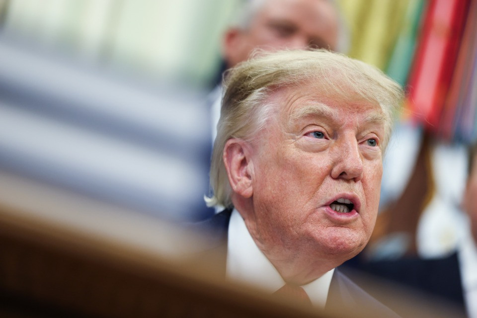 Donald Trump firma la legge che impone nuove sanzioni contro la Russia