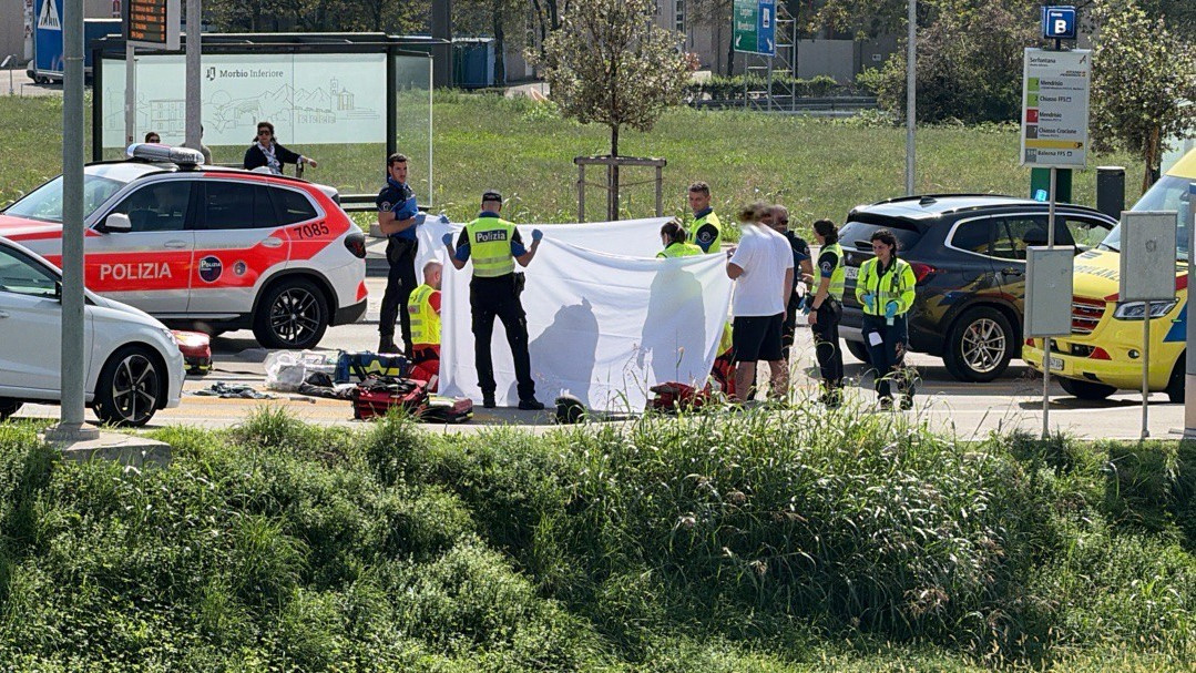 Incidente davanti al Serfontana, grave un motociclista