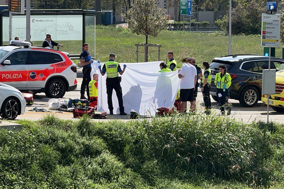 Incidente davanti al Serfontana, grave un motociclista