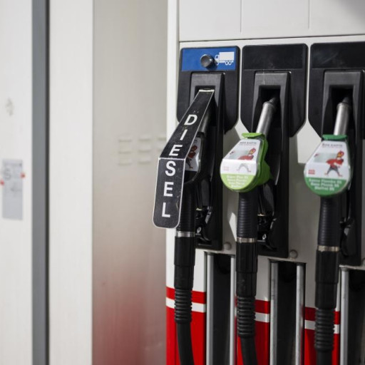 Diesel sempre più caro in Svizzera, un altro record: è ormai a 2,46 franchi