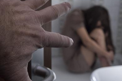 «Servono regole più severe per contrastare la violenza domestica»