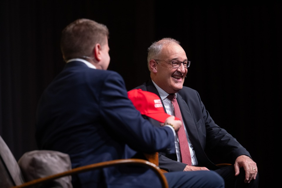 Parmelin punge e Calimero si offende