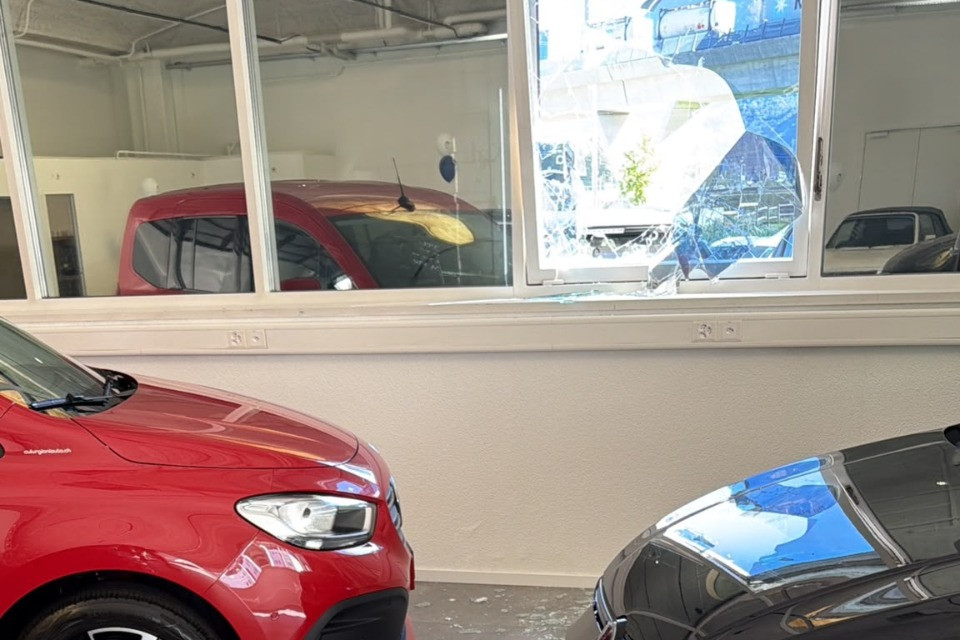 Spaccano la vetrina e rubano due auto: «Non ci potevo credere, ho appena inaugurato lo showroom»