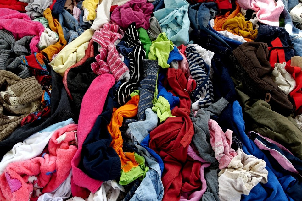 «Si butta via tutto e si ricicla pochissimo»: il fast fashion sta distruggendo il mercato dell'usato