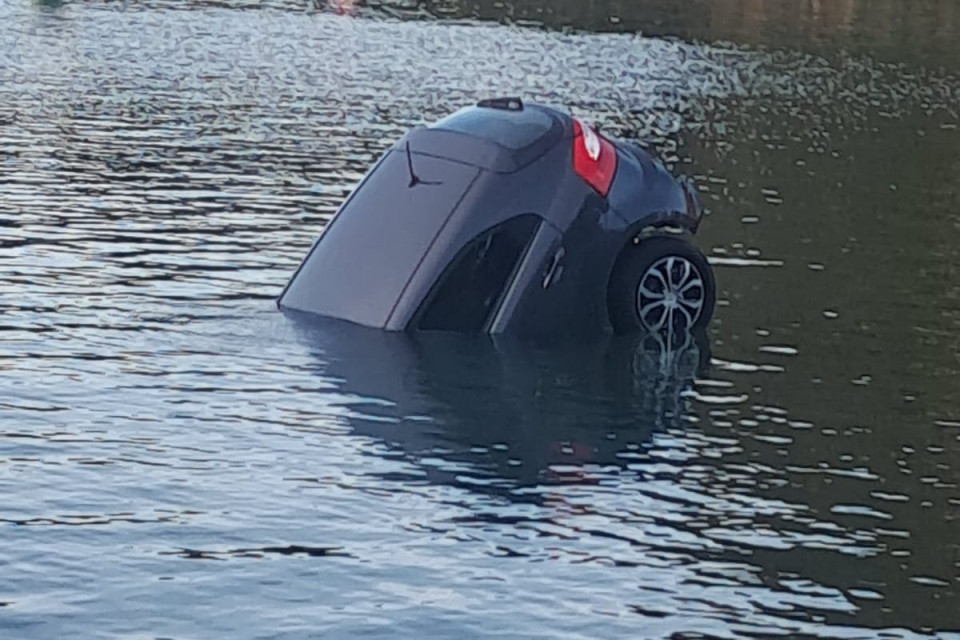 Ceresio, auto finisce nel lago a Lavena Ponte Tresa