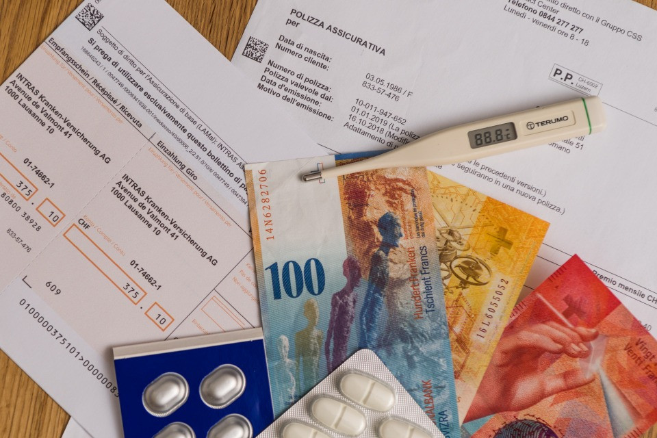 Gli svizzeri pronti a fare delle rinunce di fronte alla pressione dei premi di cassa malati
