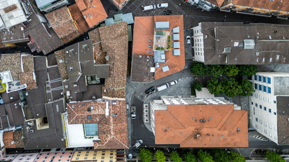 Una veduta del Sassello, in centro a Lugano, con i palazzi al civico 4, 5 e all'angolo con via Nassa (ex stabile Gucci) di recente acquisizione (foto Cdt - Putzu)