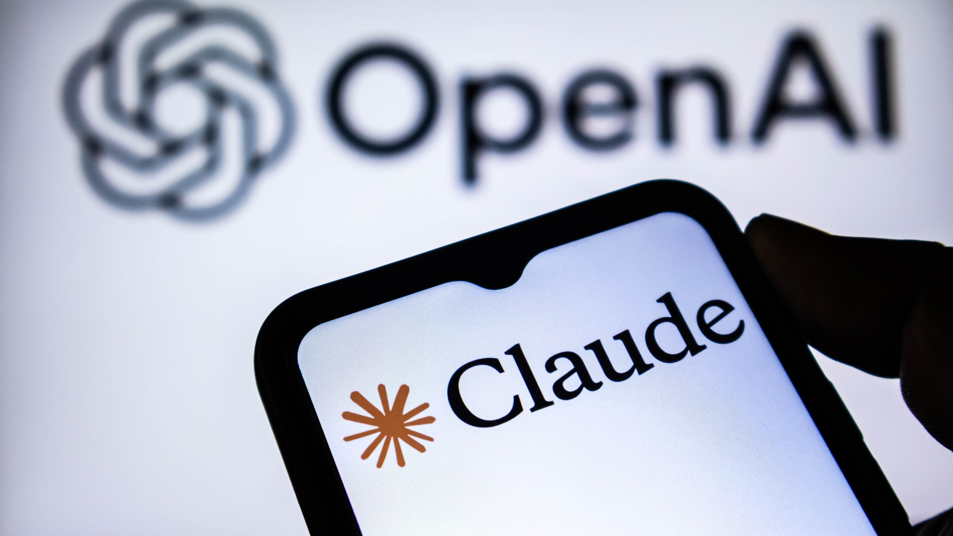 OpenAI e Anthropic indagano su decine di migliaia di incidenti di sicurezza