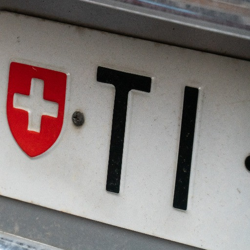 Un franco per cercare una targa, che cosa si può sapere e quali sono i limiti