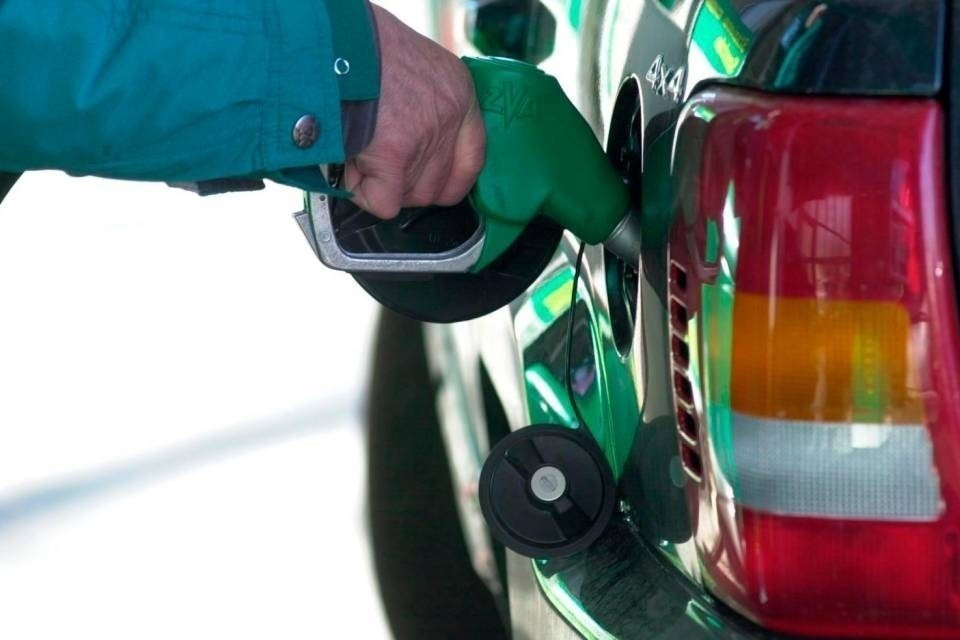 Reno, la poca acqua frena i mercantili: sale il prezzo della benzina in Svizzera