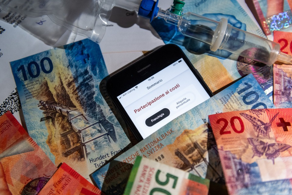Premi di cassa malati: in Ticino aumento «contenuto» del 3,7%, ma paghiamo più di tutti