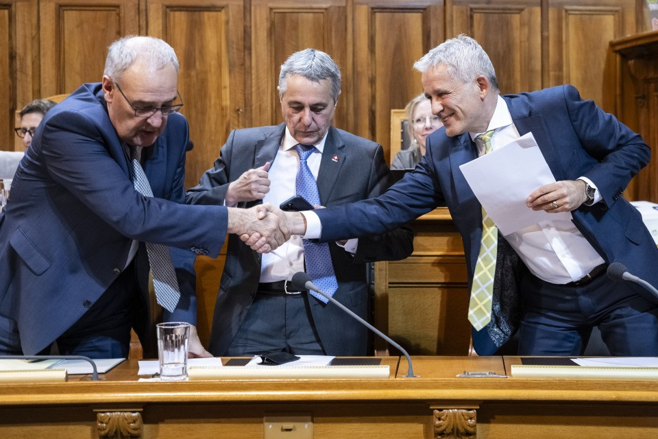 Via libera alla tassa d'immigrazione: «Sarà di almeno 4.000 franchi»