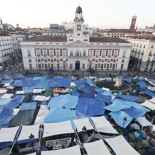 Settant’anni nella stessa casa, poi lo sfratto: il caso di Maricarmen infiamma la Spagna