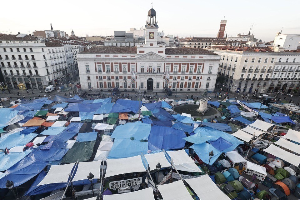Settant’anni nella stessa casa, poi lo sfratto: il caso di Maricarmen infiamma la Spagna