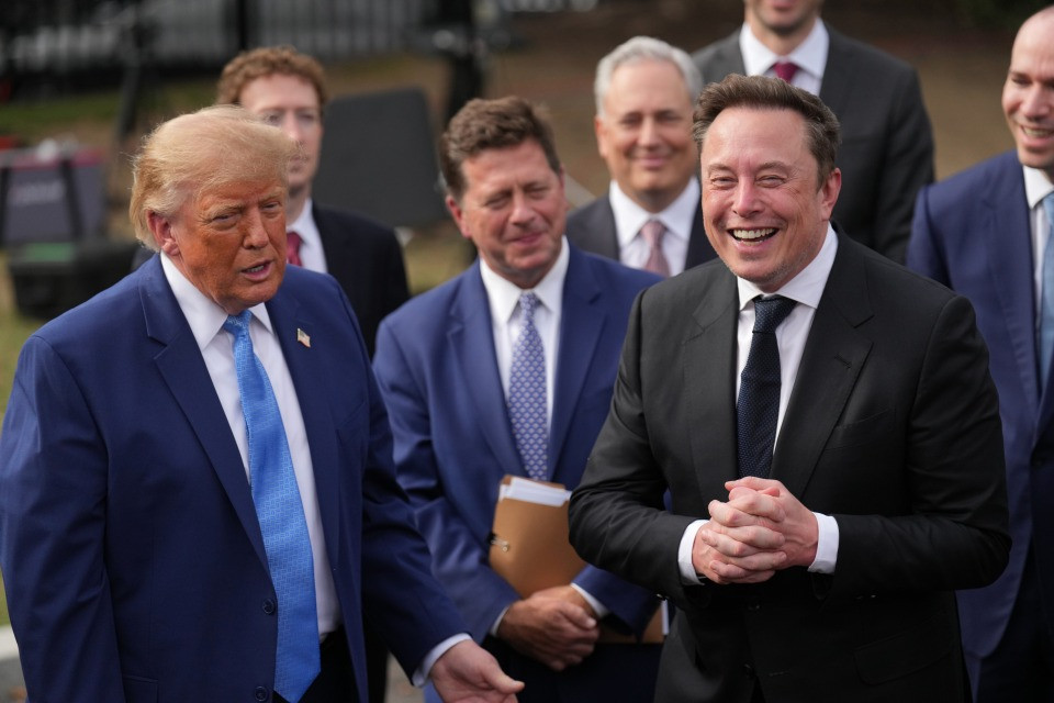 Trump ribattezza l'AI: «Non è artificiale, è una superintelligenza»