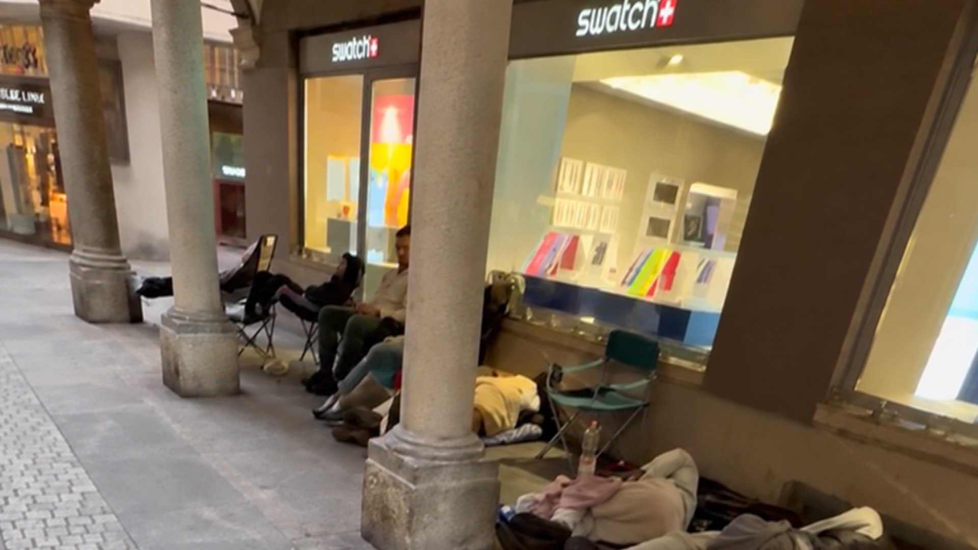 Il campeggio dei maranza di fronte alla Swatch: «Impossibile trovarlo senza passare da noi»