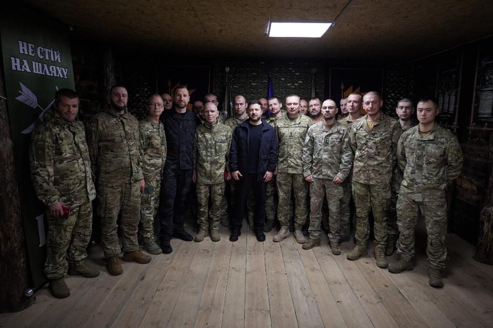 Zelensky visita i soldati al fronte